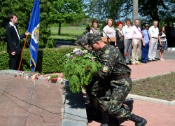 Покладання гірлянди з живих квітів до Меморіалу полеглим захисникам Вітчизни кращими студентами університету